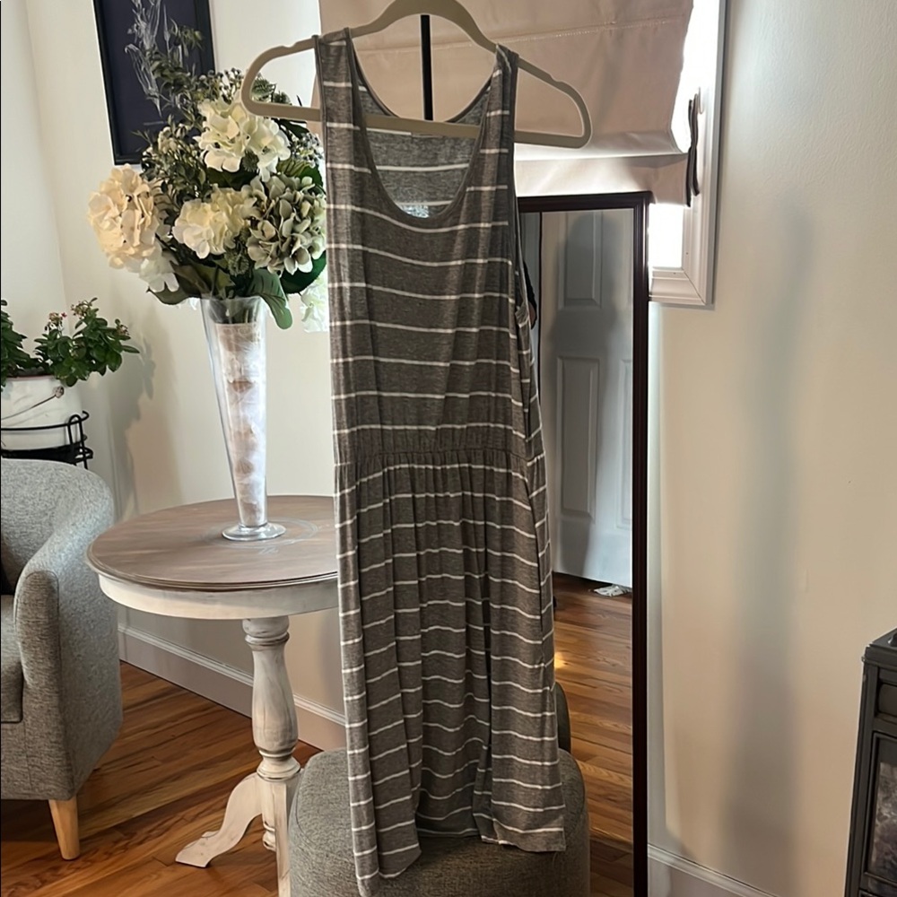 Gray Striped Sleeveless Dress

Look for my bundle package in tank dresses